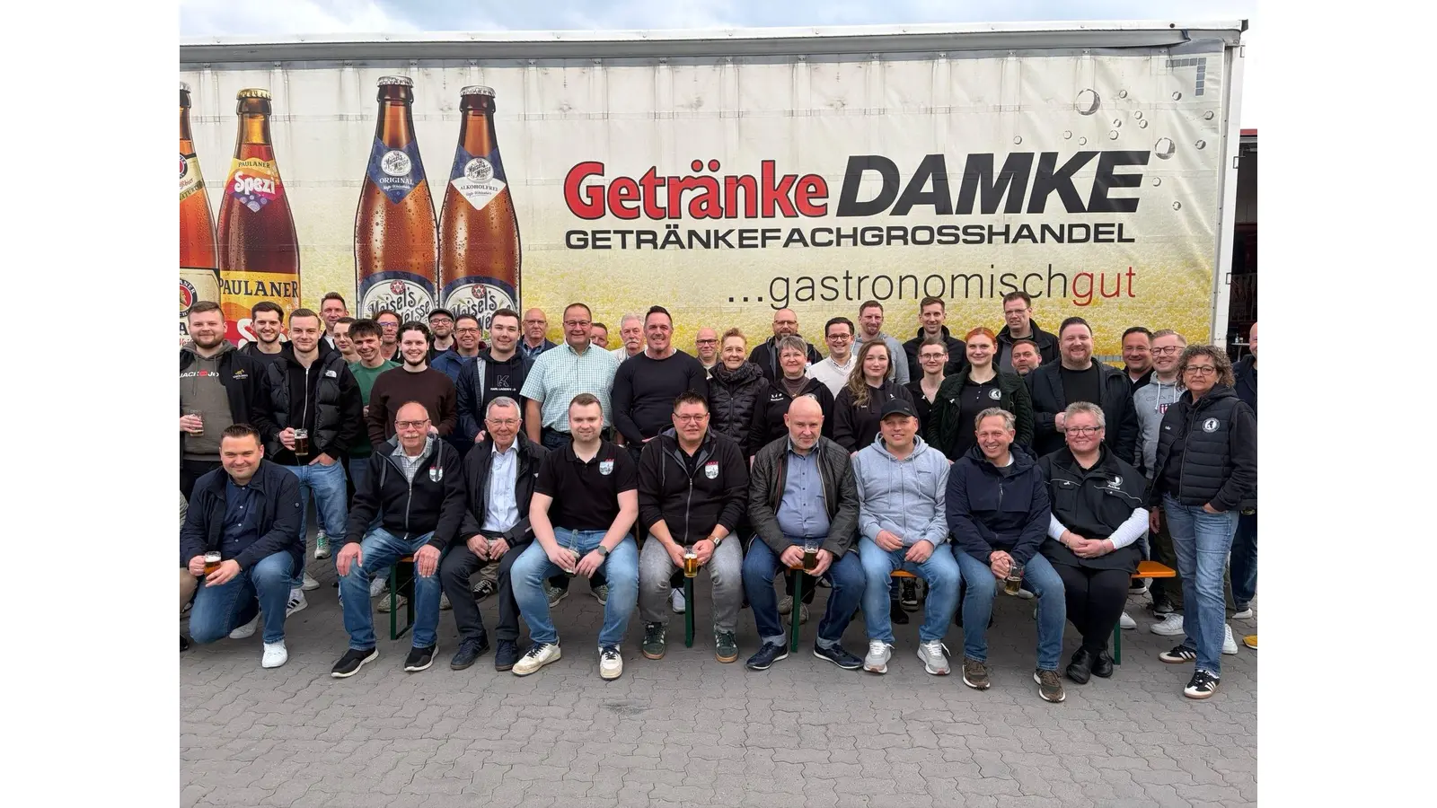Rottmeister, Chargierte und Mitglieder des Festkomitees sind zur Bierprobe bei Getränke Damke zu Gast.  (Foto: privat)