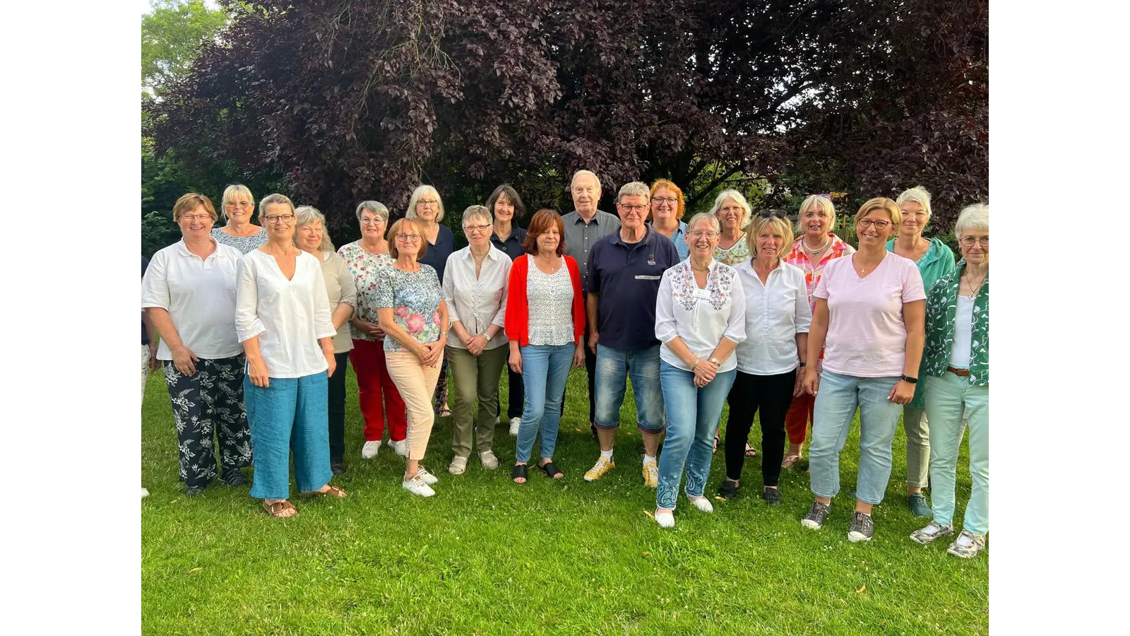 Die Ehrenamtlichen der beiden Hospiz-Gruppen beim bunten Sommerabend. (Foto: privat)