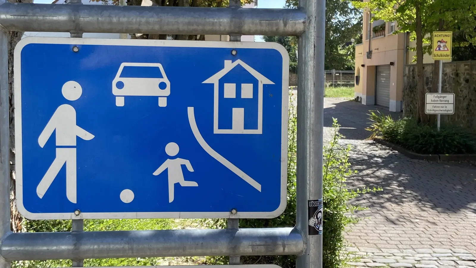 Verkehrsberuhigter Bereich, oder auch „Spielstraße“, räumt dem Verkehrsteilnehmer Fußgänger schon jetzt Vorrang vor Fahrzeugen ein. (Foto: ste)