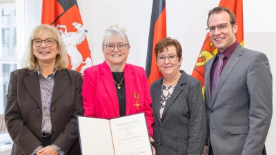 Nach der Ehrung (v.li.): Die stellvertretende Regionspräsidentin Petra Rudszuck, Elisabeth Stege, Wunstorfs stellvertretende Bürgermeisterin Kirsten Riedel und Großenheidorns Ortsbürgermeister Martin Ehlerding.  (Foto: Ines Schiermann)