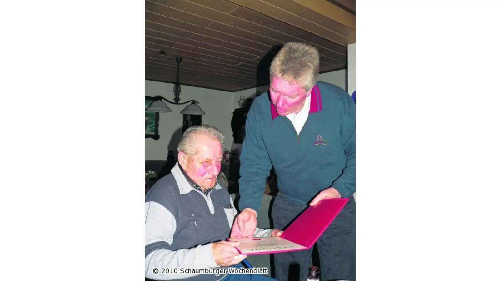 Urkunde für Gerhard Keller (Foto: al)