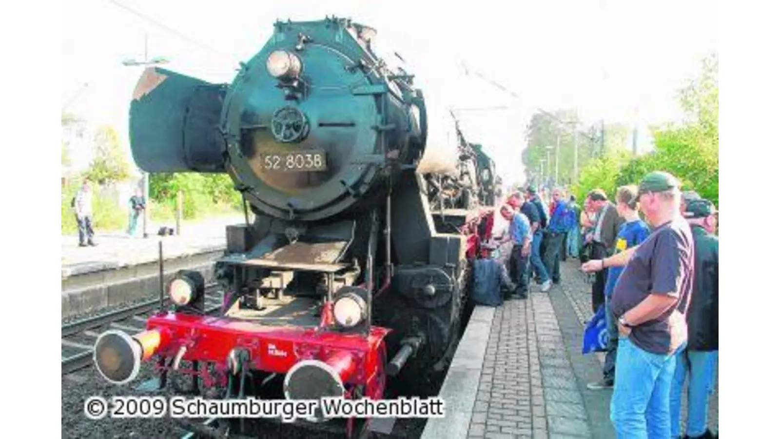Ortsfeuerwehr betankt Lok mit Wasser (Foto: red)