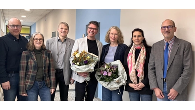 Sebastian Sieg (1. v. li.), Iris Freimann (2. v. li.), Oliver Theiß (3. v. li.), Christiane Nustede (2. v. re.) und Martin Deiwick (re.) gratulieren den neuen Schulleitern Markus Peters und Corinna Lampe. (Foto: privat)