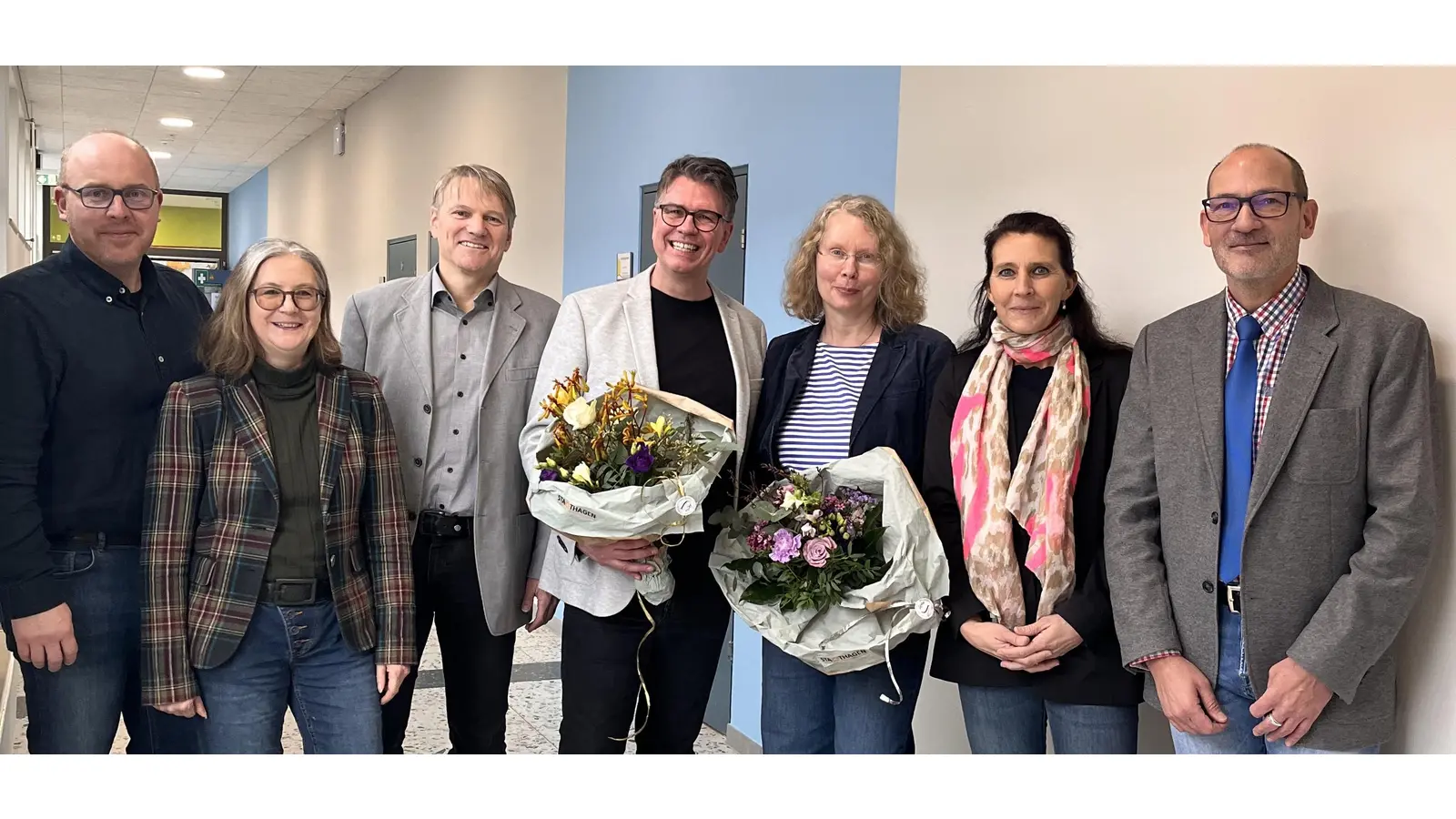 Sebastian Sieg (1. v. li.), Iris Freimann (2. v. li.), Oliver Theiß (3. v. li.), Christiane Nustede (2. v. re.) und Martin Deiwick (re.) gratulieren den neuen Schulleitern Markus Peters und Corinna Lampe. (Foto: privat)