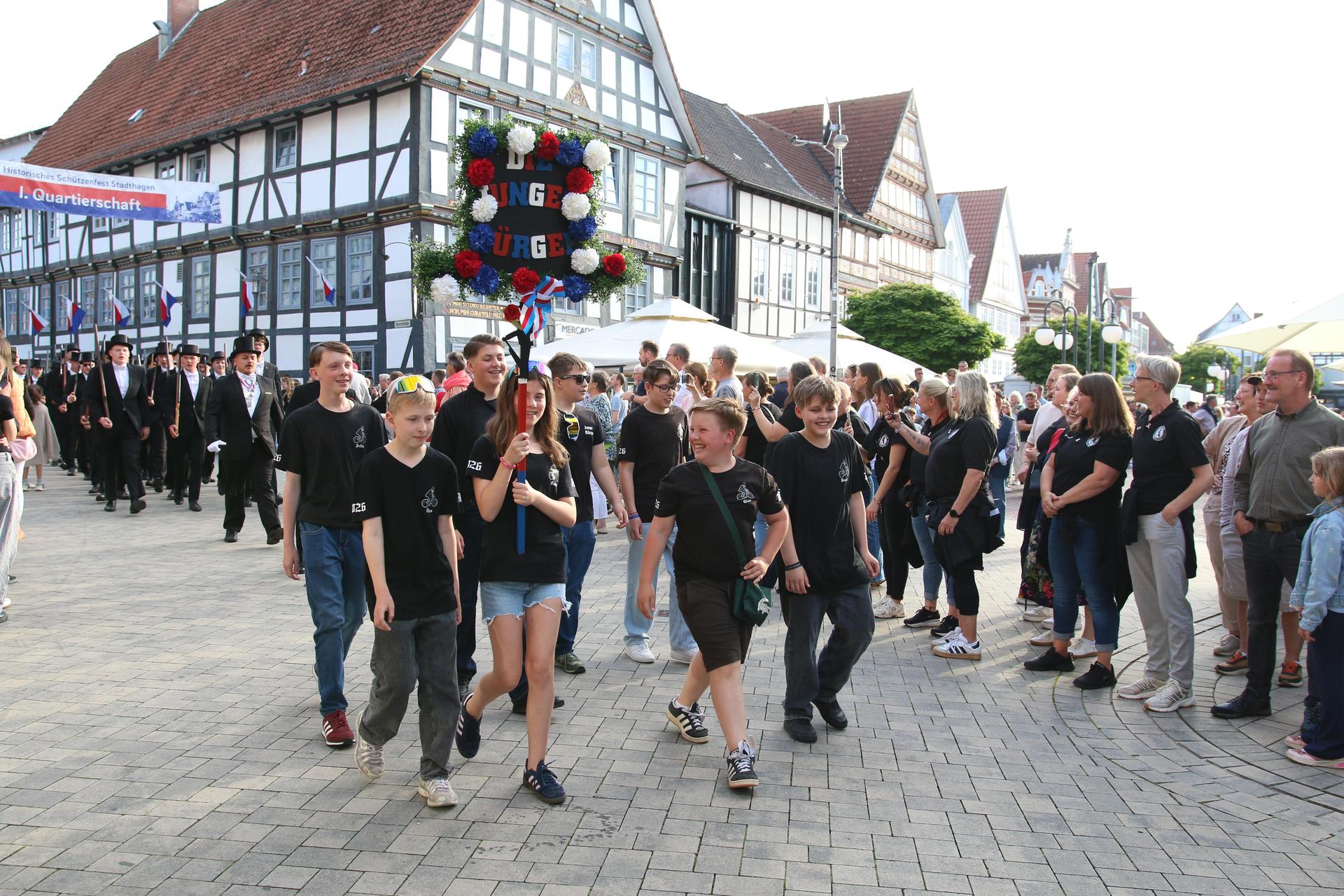 Die Stadthäger haben am Mittwoch den Start des Schützenfestes fröhlich gefeiert.  (Foto: bb)
