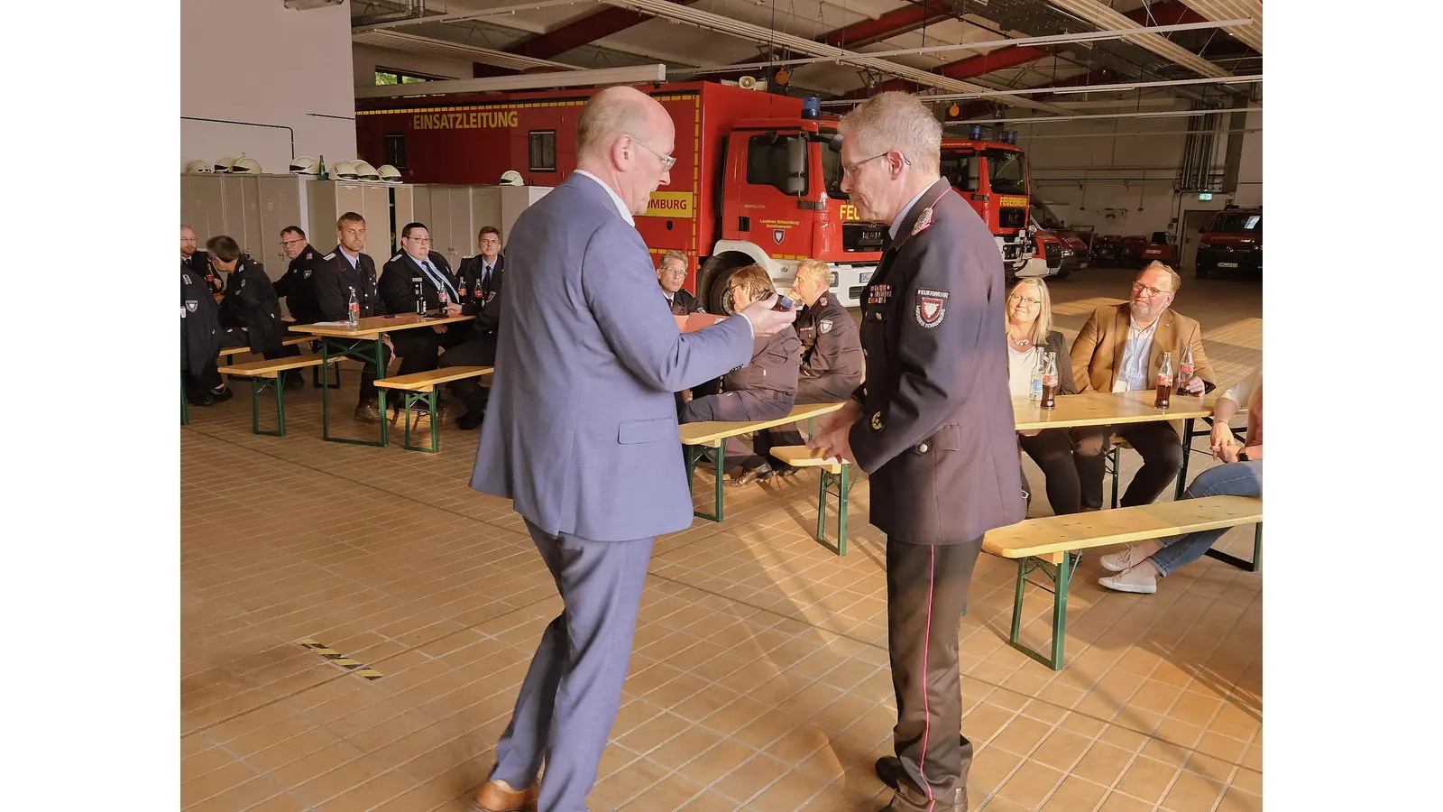 Landrat Jörg Farr übergibt die Hochwassermedaille an Kreisbrandmeister Klaus-Peter Grote. (Foto: Kreisfeuerwehr)