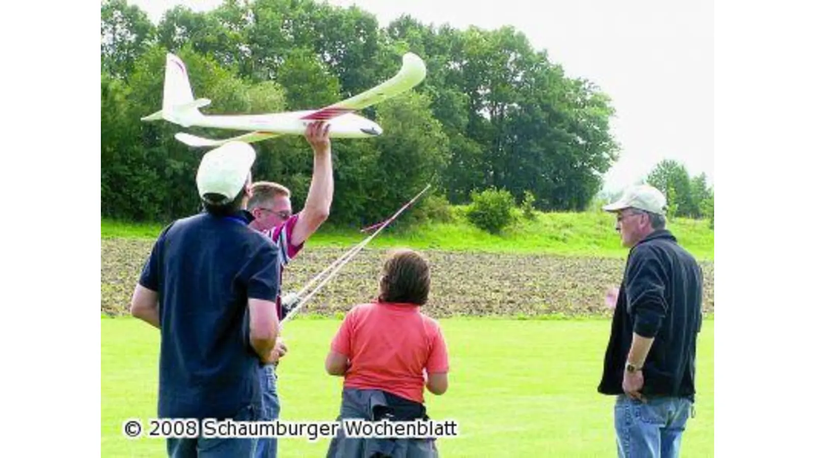 Jugendliche steuern Modellflugzeuge (Foto: red)