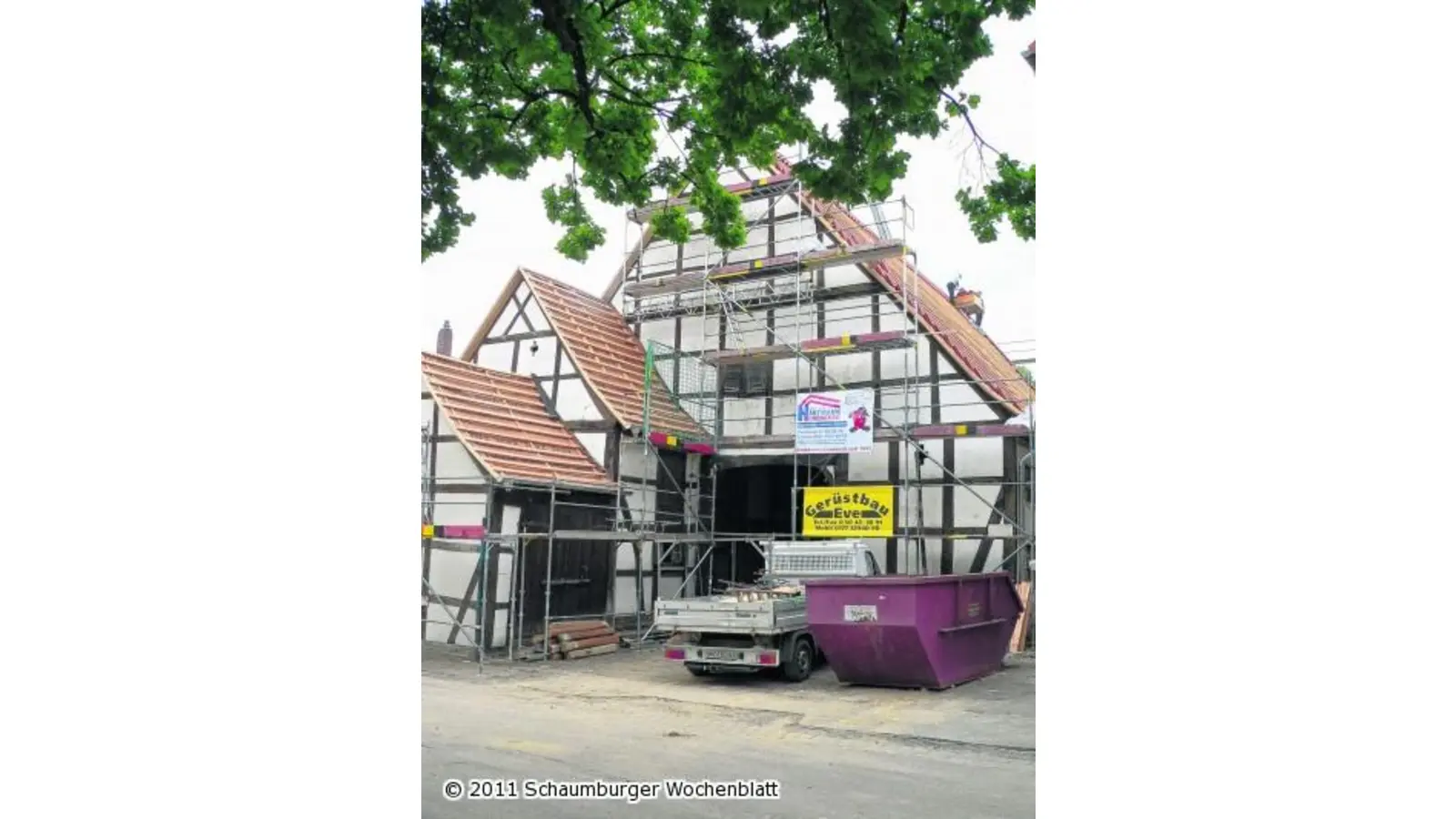 Dachdecker arbeiten am Drei-Giebel-Haus (Foto: al)