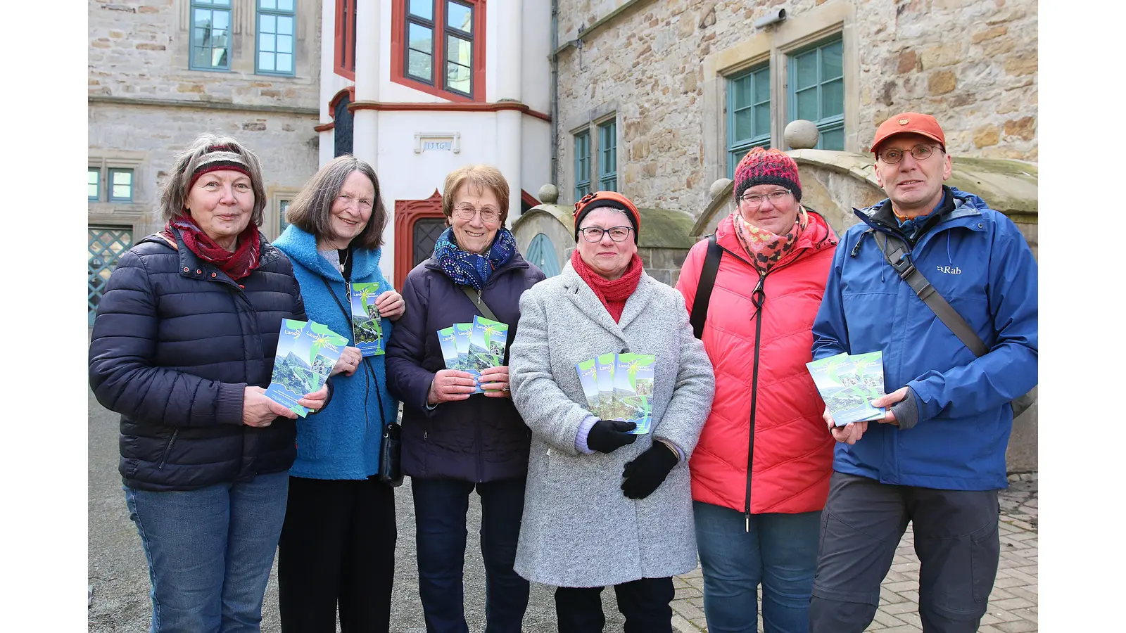 Gisela Schäfer, Doris Herrmann, Wilma Kolbe, Ulrike Hasemann, Dagmar Eynck und Michael Bessler stellen die Broschüre Landsommer 2026 vor. (Foto: bb)