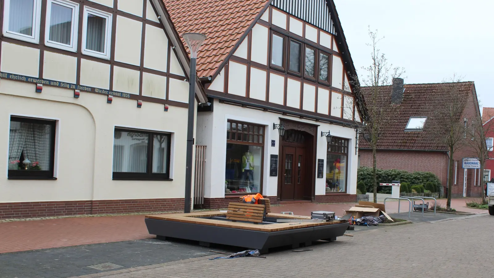 Angeliefert: Bank mit Pflanzelement in der Fußgänerzone Alter Winkel. (Foto: wb)