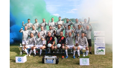 Die Ü 32 SG Algesdorf/Apelern hat den Doppelerfolg zünftig gefeiert. Der Blick richtet sich nun schon wieder auf die Folgesaison.  (Foto: bb)