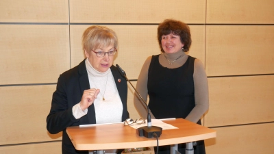 Nenndorfs Bürgermeisterin Marlies Matthias überbrachte Grüße der Stadt Bad Nenndorf an Marina Jalowaja. (Foto: gk)