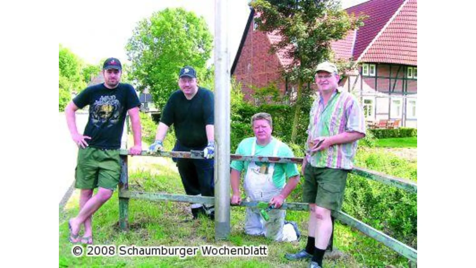 Dorfgemeinschaft streicht Geländer der Aue-Brücke (Foto: red)
