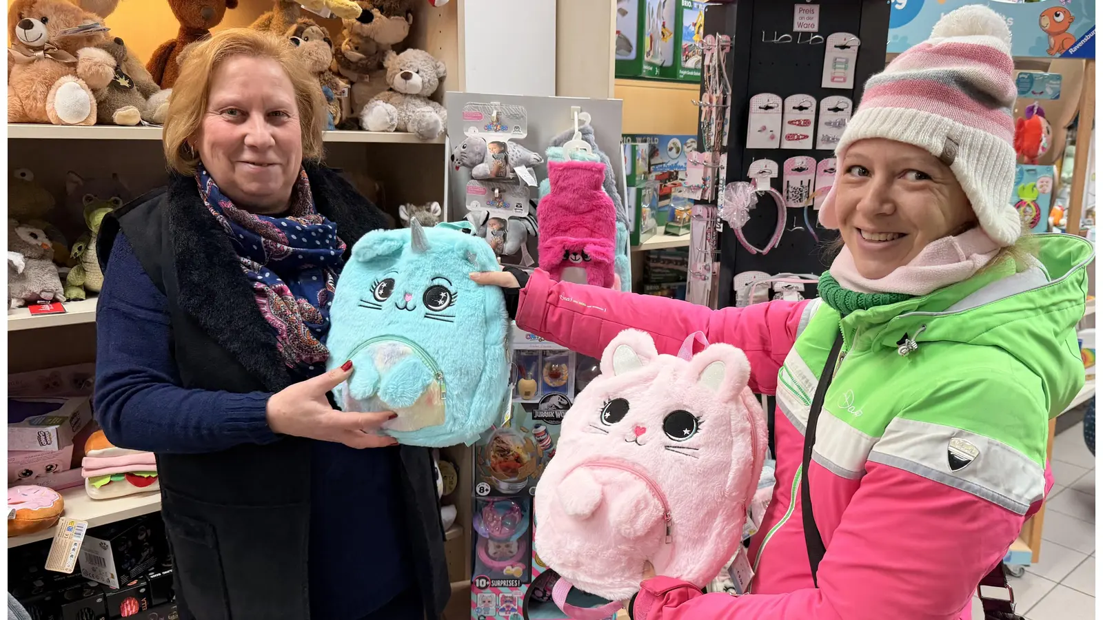 Der rosa Rucksack kam dann doch nicht so gut an, ein hellblauer sollte es sein. Silvia Bräuer von der „Spielzeuginsel“ handhabt Umtäusche nach einer einfachen Faustformel: Kassenzettel plus Stammkundschaft gleich Kulanz beim Umtausch.  (Foto: ste)