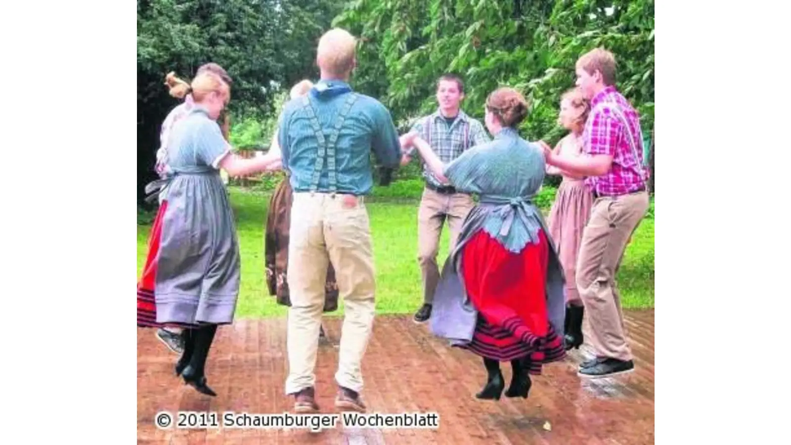 An der Schutzhütte trotzen Familien tapfer dem Wetter (Foto: red)