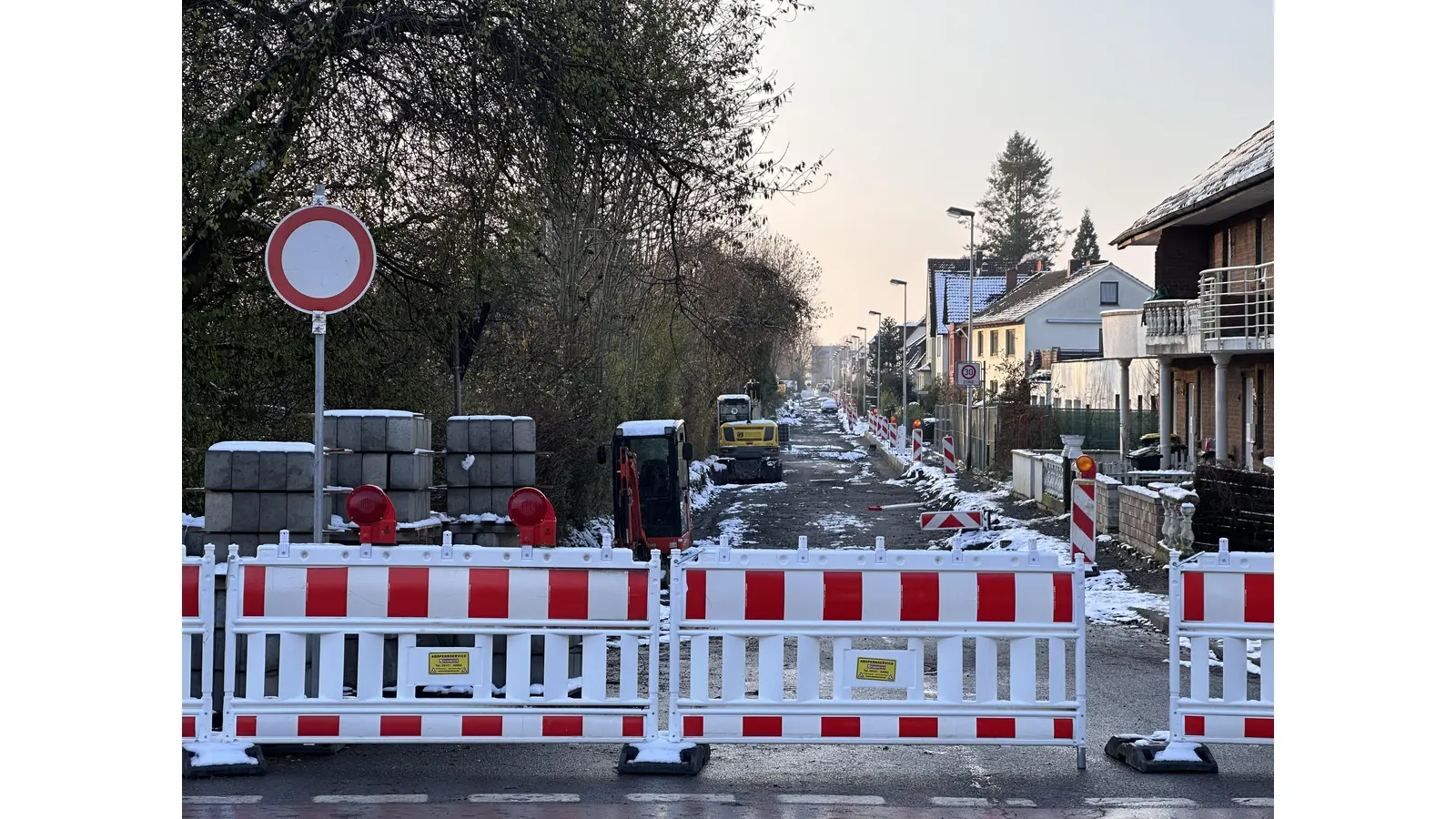 Der Ausbau der Friedrichstraße braucht länger als geplant. Probleme im Untergrund und die nasse Witterung machen den Bauarbeitern zu schaffen.  (Foto: ste)