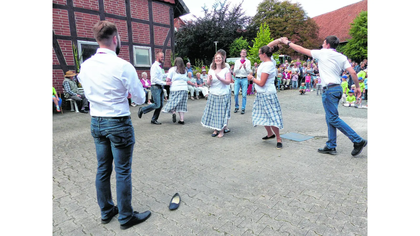 Es fliegen sogar die Schuhe (Foto: al)