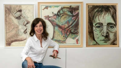 Vor drei Porträts auf historischen Karten: Cordula Heimburg. (Foto: privat)