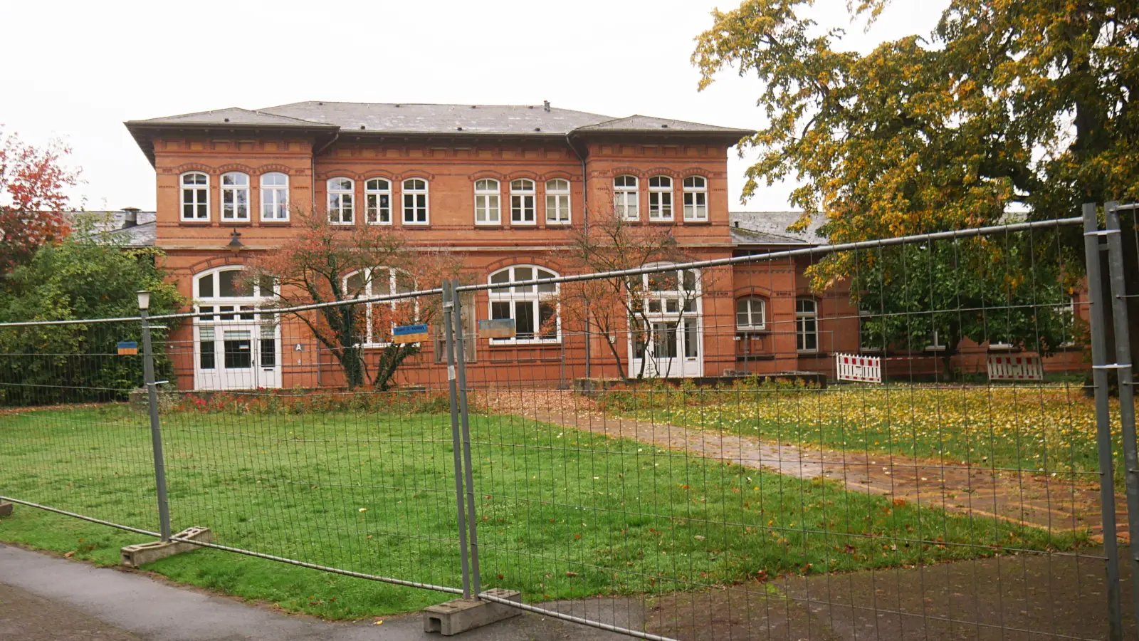 Bauzaun und Dreiecksfläche am Winckler Bad. (Foto: gk)