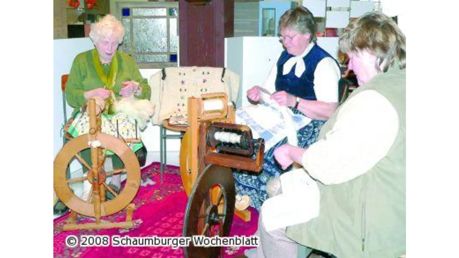 Auch der Urenkel sitzt am alten Spinnrad (Foto: al)
