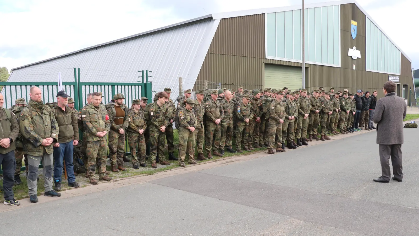 Gedenkminute vor Beginn des Marsches mit Militärpfarrer Dr. Martin Hauger.  (Foto: gi)