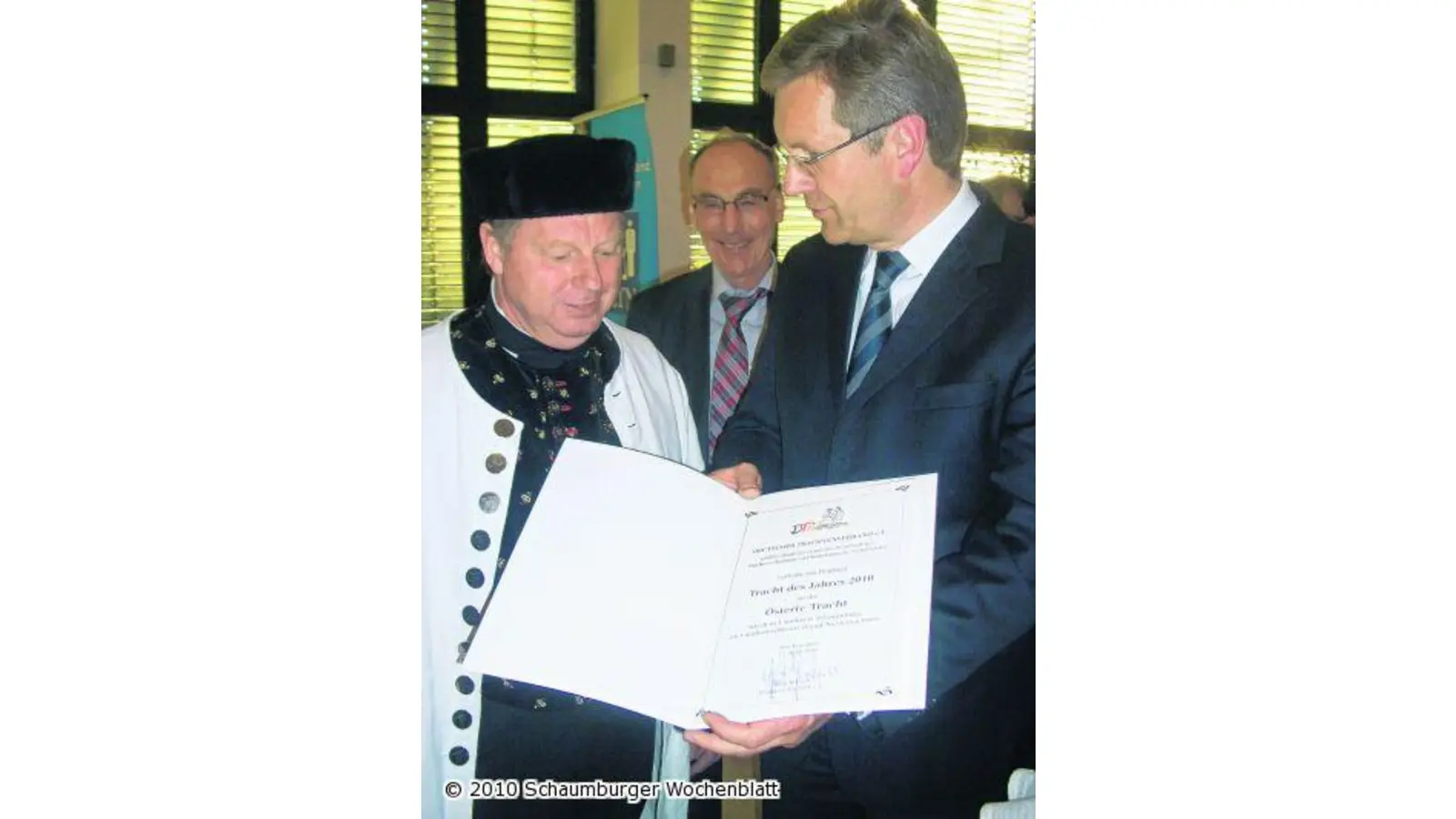 Ministerpräsident Wulff würdigt die Oesterten-Tracht (Foto: red)