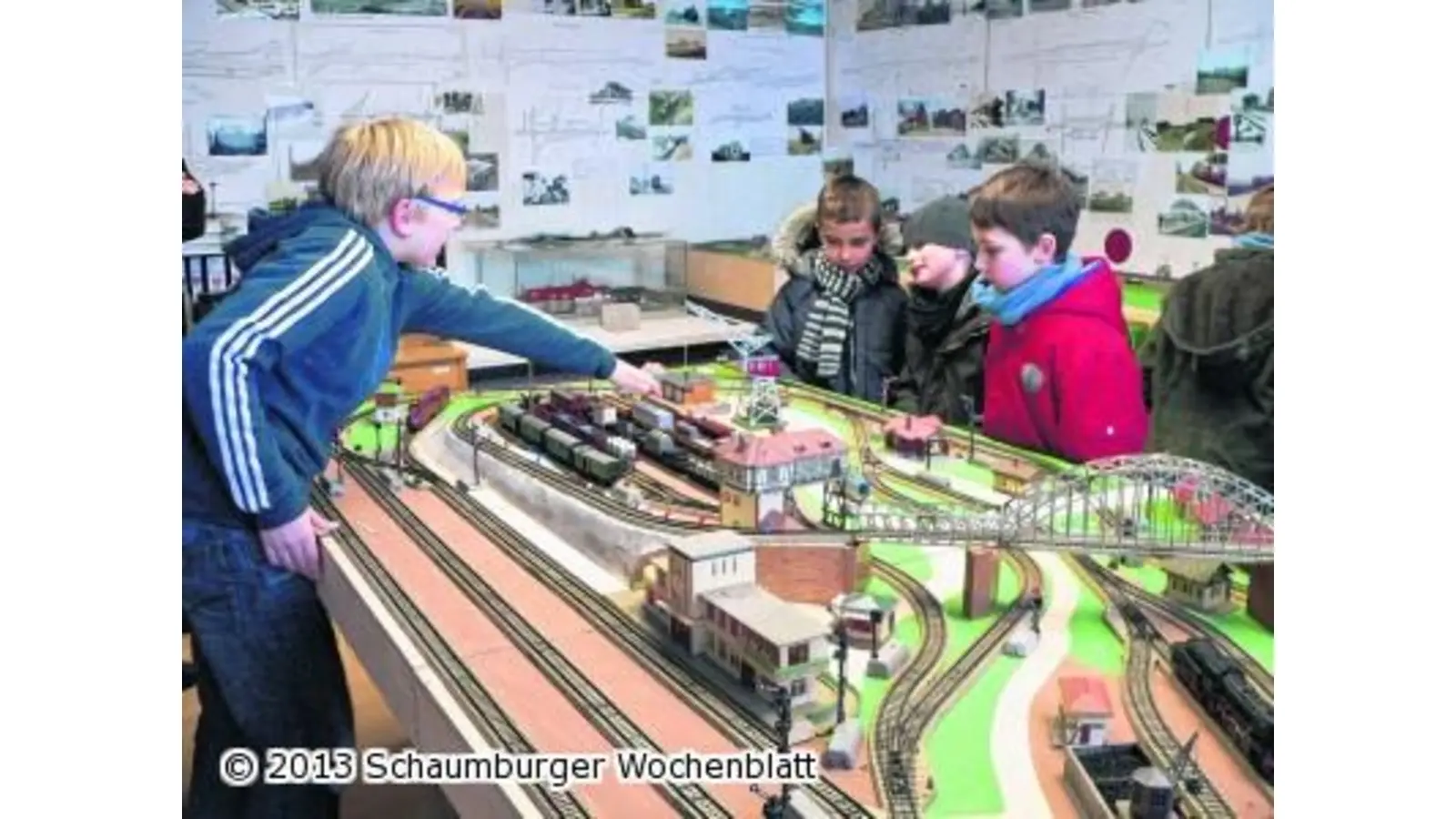 Kinder stehen auf den Schienen (Foto: al)