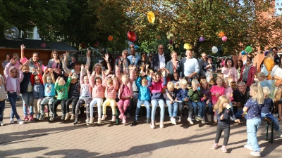 Die Kinder und ihre Gäste grüßen von der Geburtstagsfeier.  (Foto: gi)