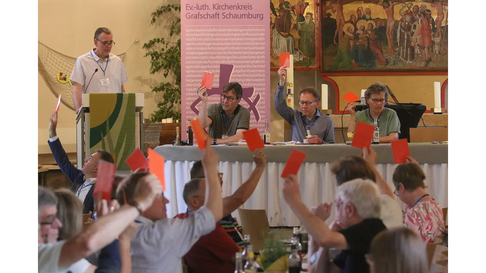 Der neue Vorsitzende der Kirchenkreissynode Lutz Müller führt durch die Versammlung in der Kirche in Rodenberg. (Foto: bb)