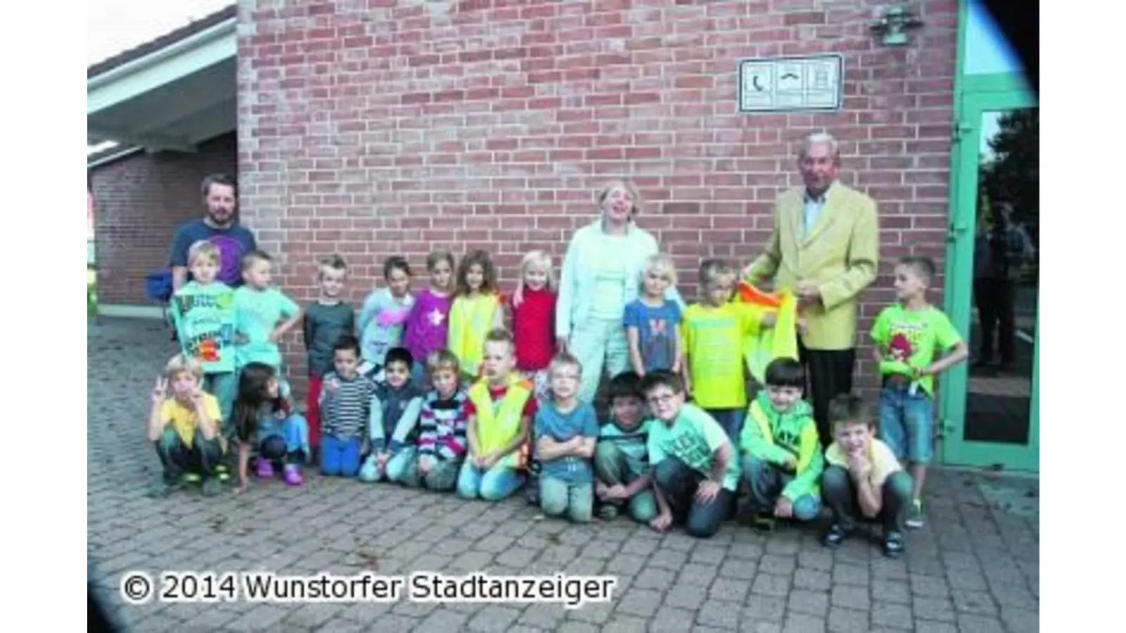 Warnwesten für die Erstklässler (Foto: gi)