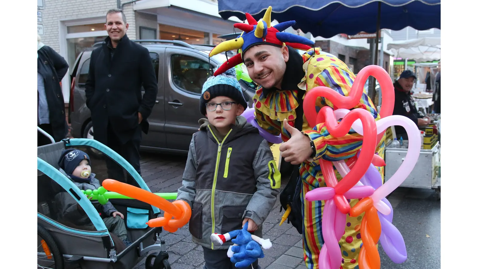 Der Luftballonkünstler macht den jungen Marktbesuchern große Freude. (Foto: Borchers, Bastian)