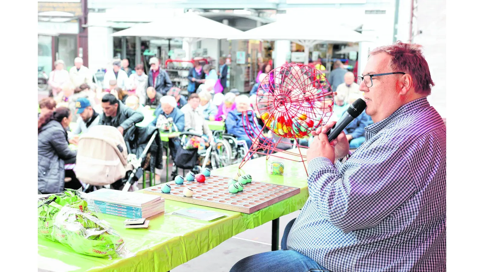 Bingospiel und Chorgesang zum Auftakt des Maifestes (Foto: red)