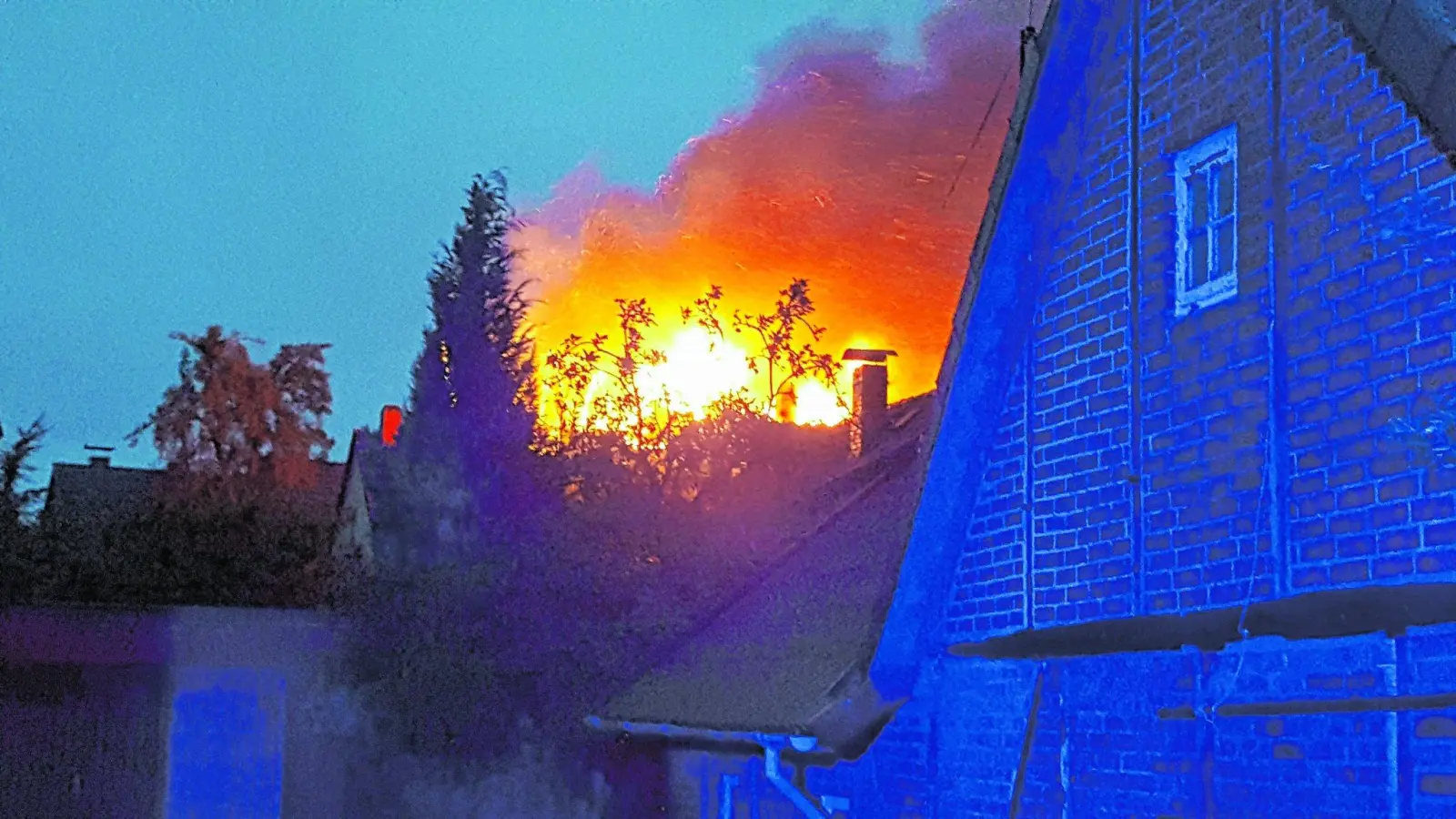 Dachstuhlbrand hält in Atem (Foto: red)