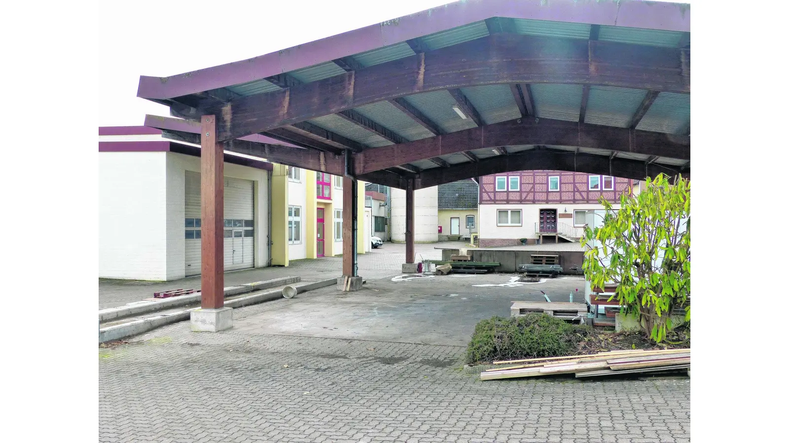 Rat blickt auf alte Fabrikflächen (Foto: al)