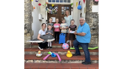 Bürgermeister Gerhard Widdel übergibt die ersten Tickets im Rahmen der Ferien-Bade-Aktion 2025. Die Gemeinde gibt ermäßigte Karten heraus.  (Foto: privat)