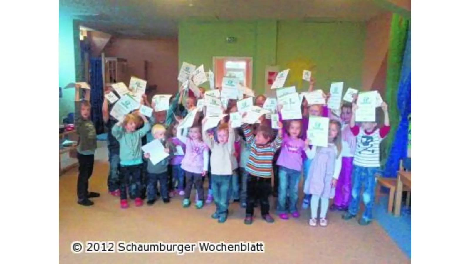 Die Kinder forschen im Wald (Foto: em)