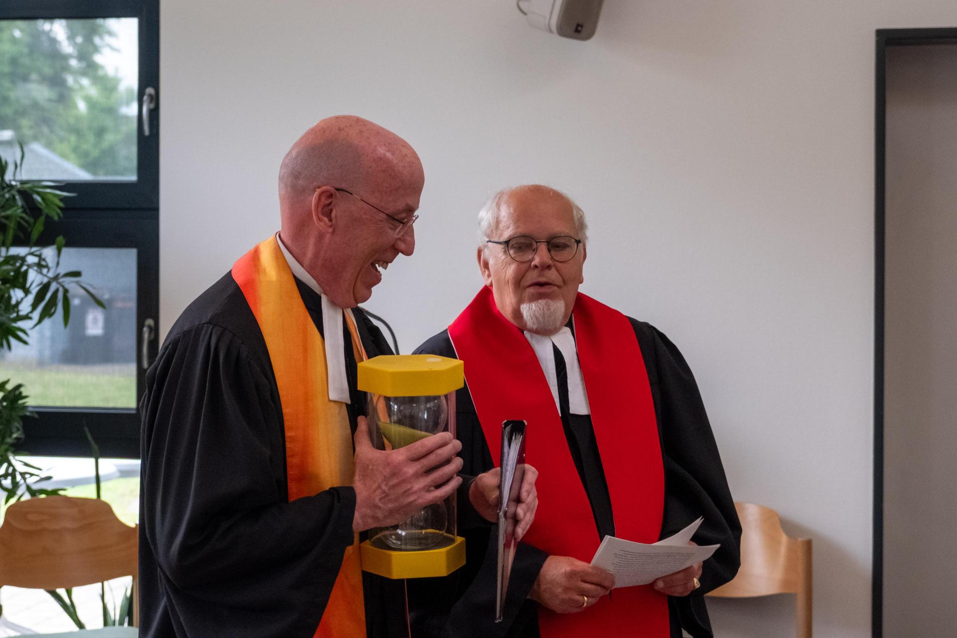 Feierlichkeiten zu 50 Jahre Gemeinde St. Johannes: Pastor Claus-Carsten Möller (li.) und Joachim Breithaupt, einer der ersten Pastoren. (Foto: privat)