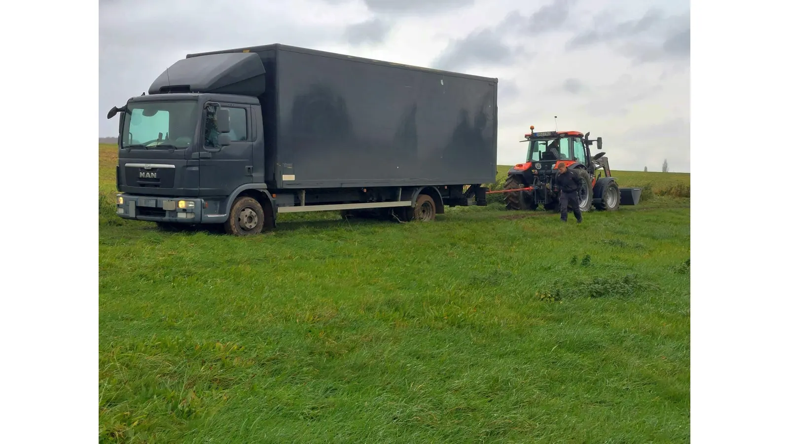 Nur ein Trecker kann den Lkw aus der Wiese ziehen und den Fahrer aus der misslichen Lage befreien. (Foto: privat)