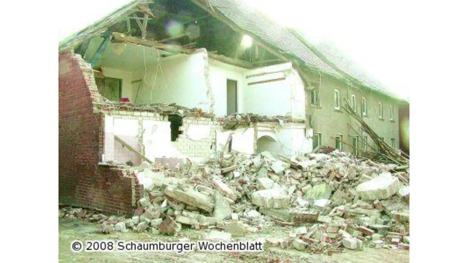 Abrissbagger leistet ganze Arbeit (Foto: red)