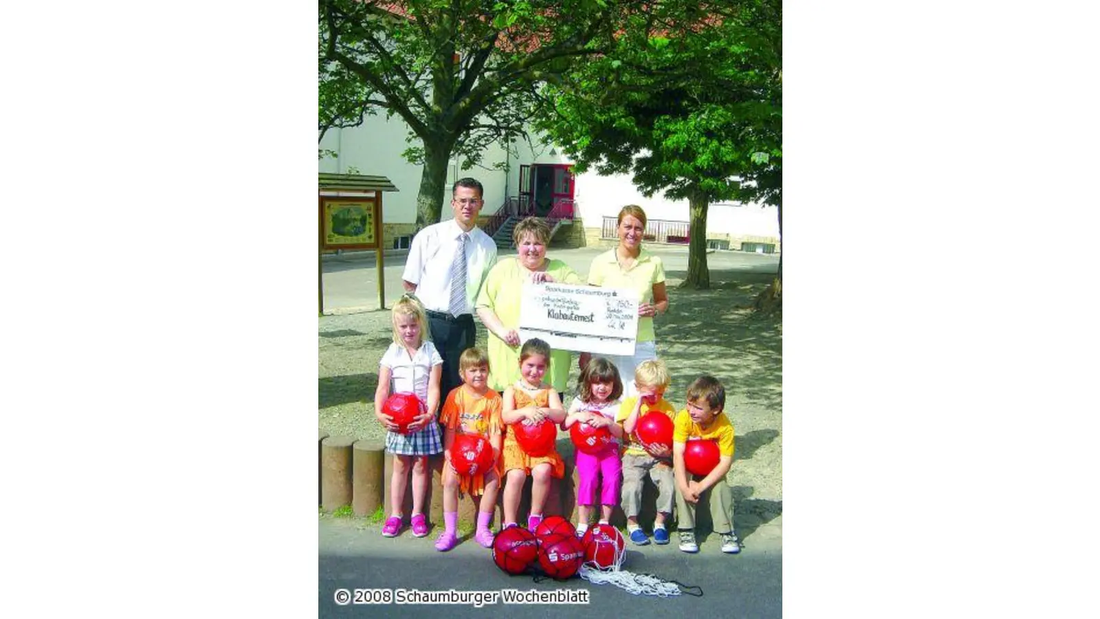 Bälle und Scheck für Kindergärten (Foto: ste)