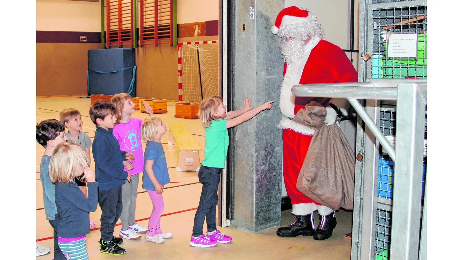 Auch der Weihnachtsmann guckt sich gerne Fußball an (Foto: jl)