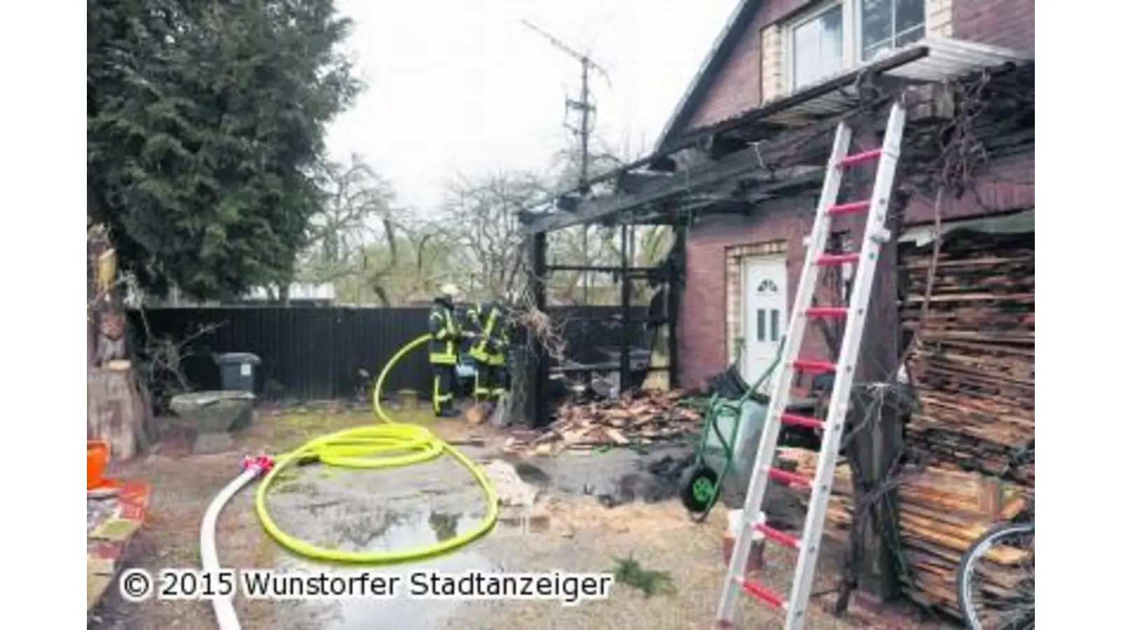 Terrassendach fängt Feuer (Foto: mk)