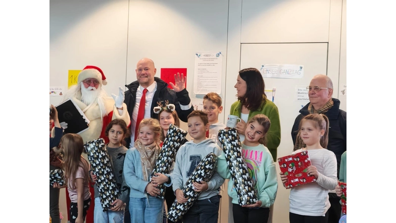 Andreas Paul Schöniger alias der Nikolaus, Sven Lampe, Rektorin Frau Vehling, Roberto Heller gemeinsam mit den jeweiligen Klassensprecherinnen und Klassensprecher und ihren Geschenken für ihre Klassen und Mitschüler. (Foto: privat)