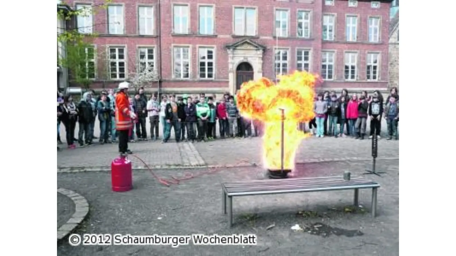 Plötzlich knallt es und brennt lichterloh (Foto: ste)