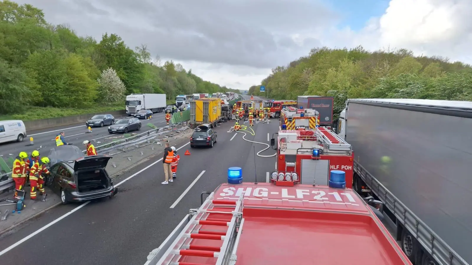  Die Räumung der Unfallstelle wird sich laut Meldung der Rettungskräfte lange hinziehen.  (Foto: ds)