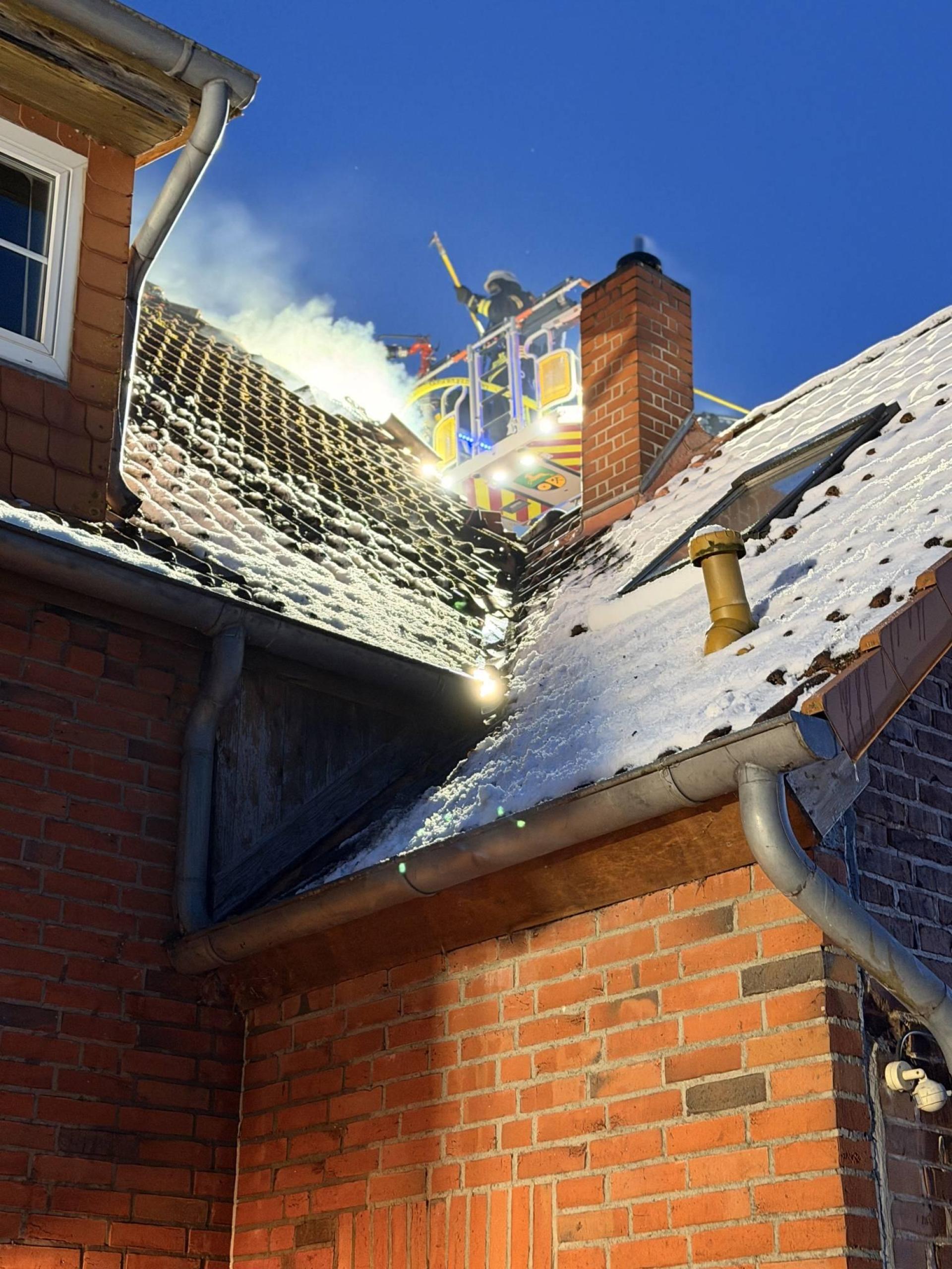 Das Dach wird geöffnet: Die Feuerwehr im Einsatz. (Foto: Feuerwehr)