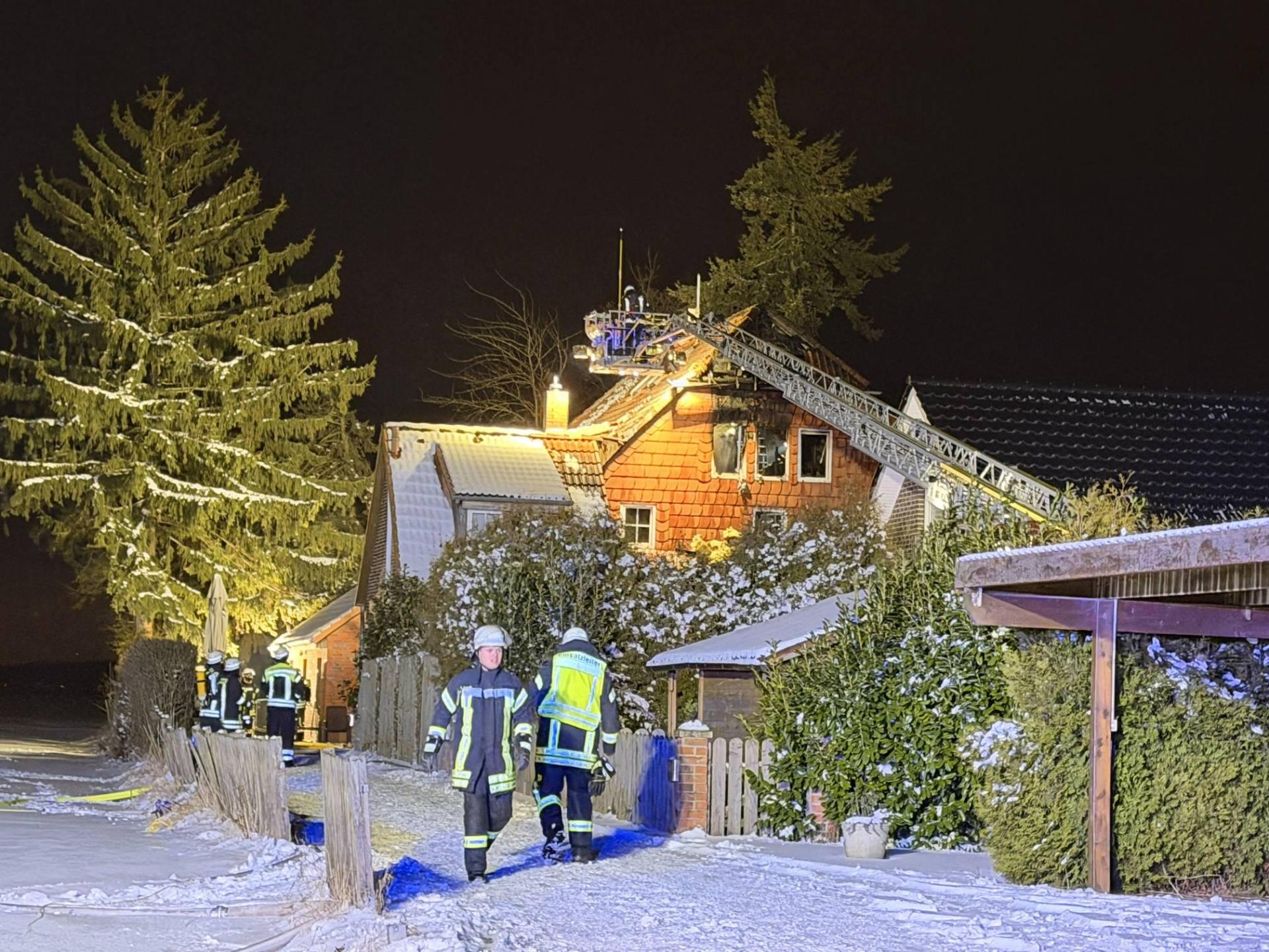 Vor Ort: Die Feuerwehr im Einsatz. (Foto: Feuerwehr)