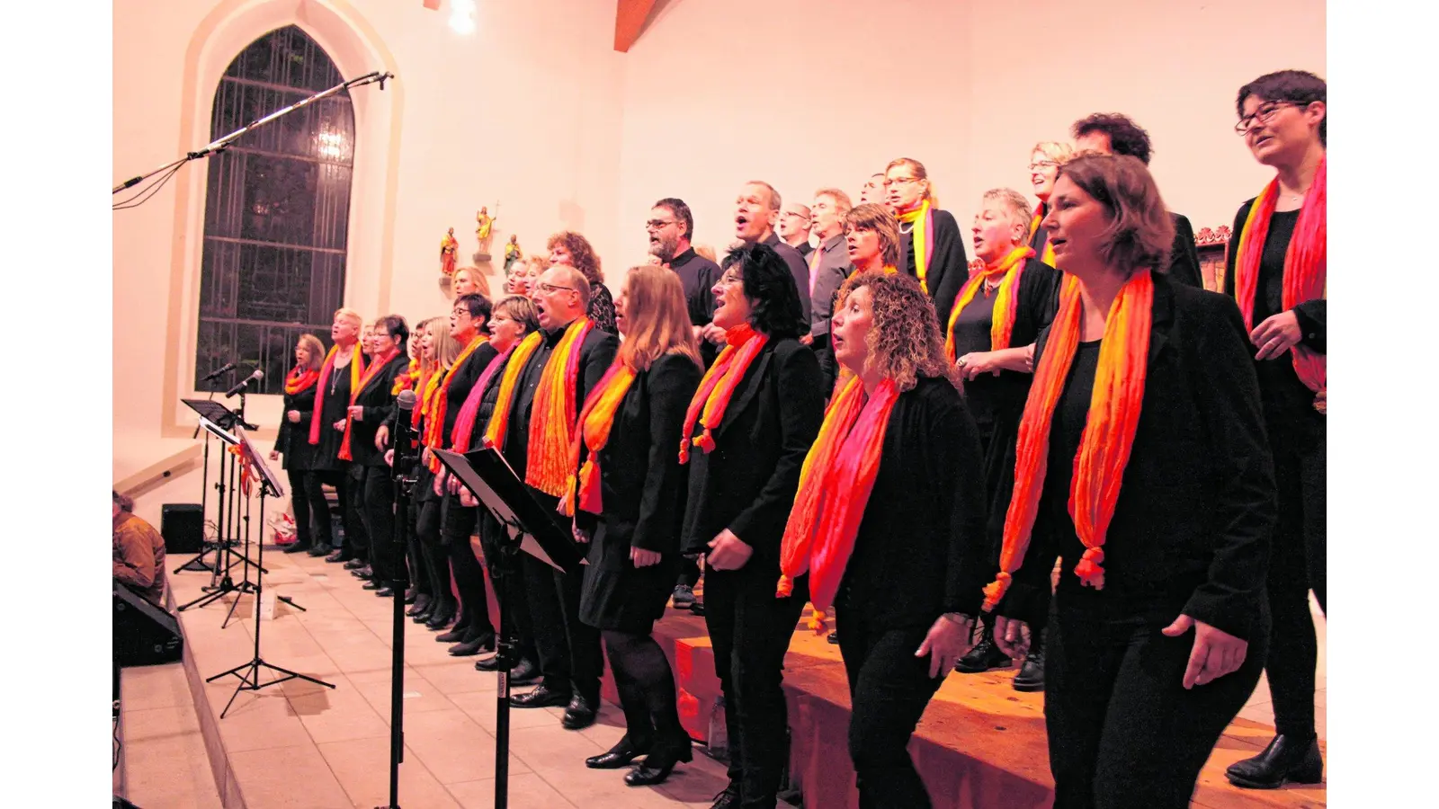 Gottesdienst mit Gospelchor (Foto: jb)