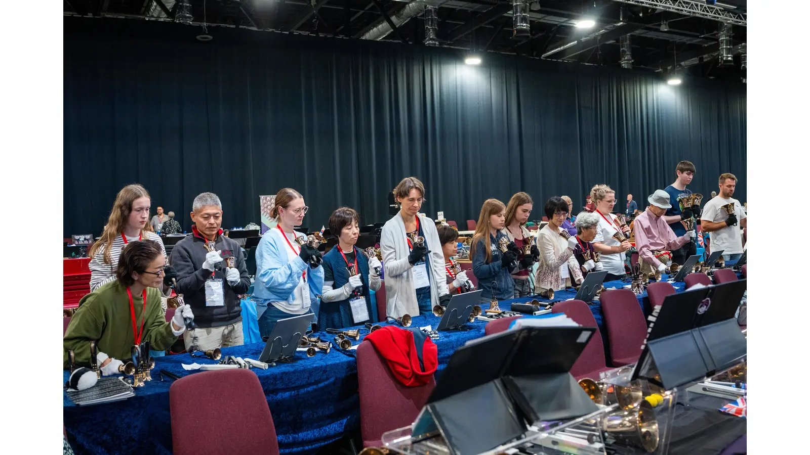 Handglockenchor Wiedensahl spielt gemeinsam mit dem YMCA Bellchoir aus Kobe (Japan). (Foto: Linus Bulmahn)