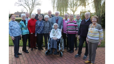 Wie immer gab es viel zu erzählen unter den Ehemaligen des Entlassungsjahrgangs 1955 aus der Volksschule Beckedorf.  (Foto: gi)